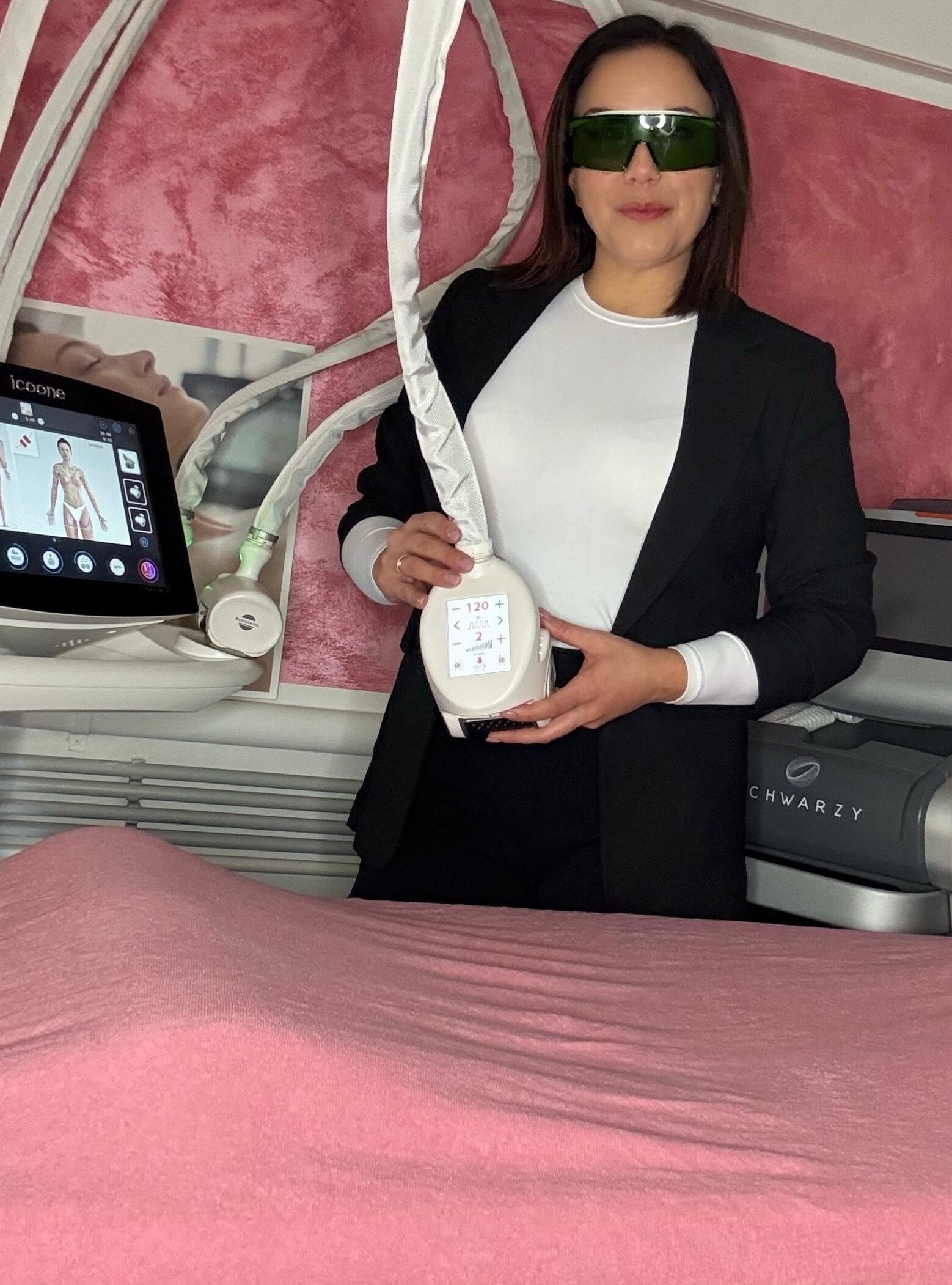 Ästhetik Expertin Melissa Rutte bei der Cellulite Behandlung in ihrem Salon in Schwaig bei Nürnberg