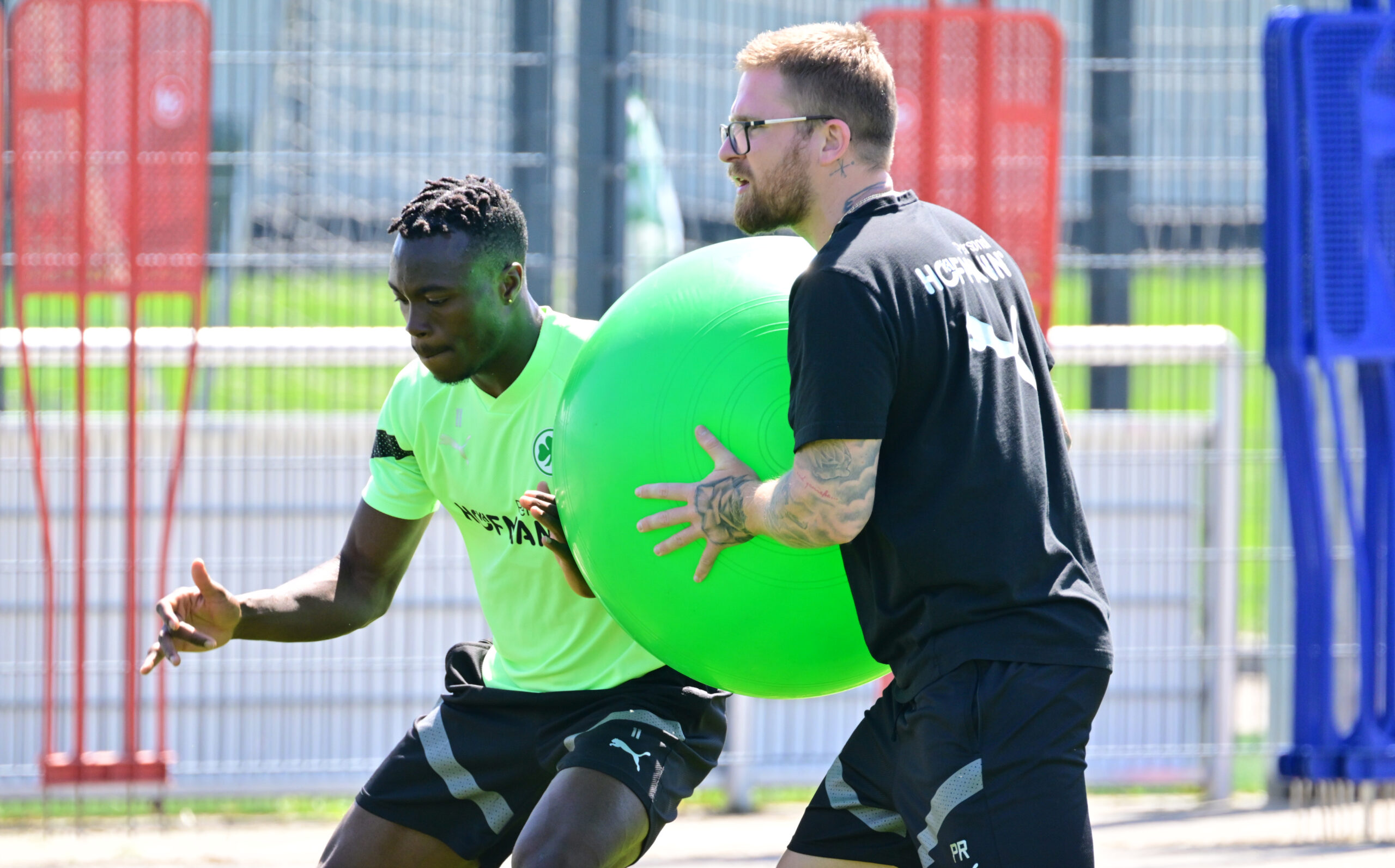 Patrick Rutte bei seiner physiotherapeutischen Arbeit bei der SpVgg Greuther Fürth
