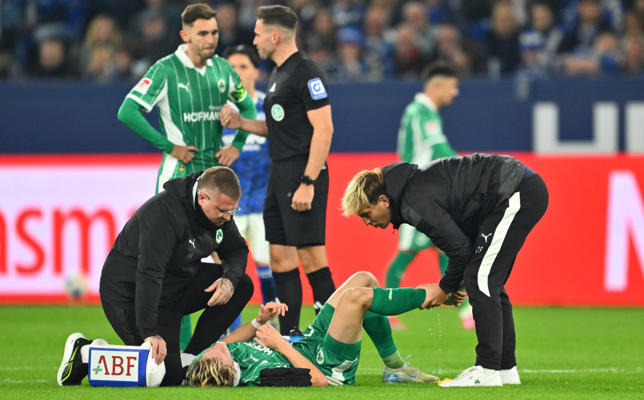 Physiotherapeutische Behandlung von Patrick Rutte auf einem Fußballfeld