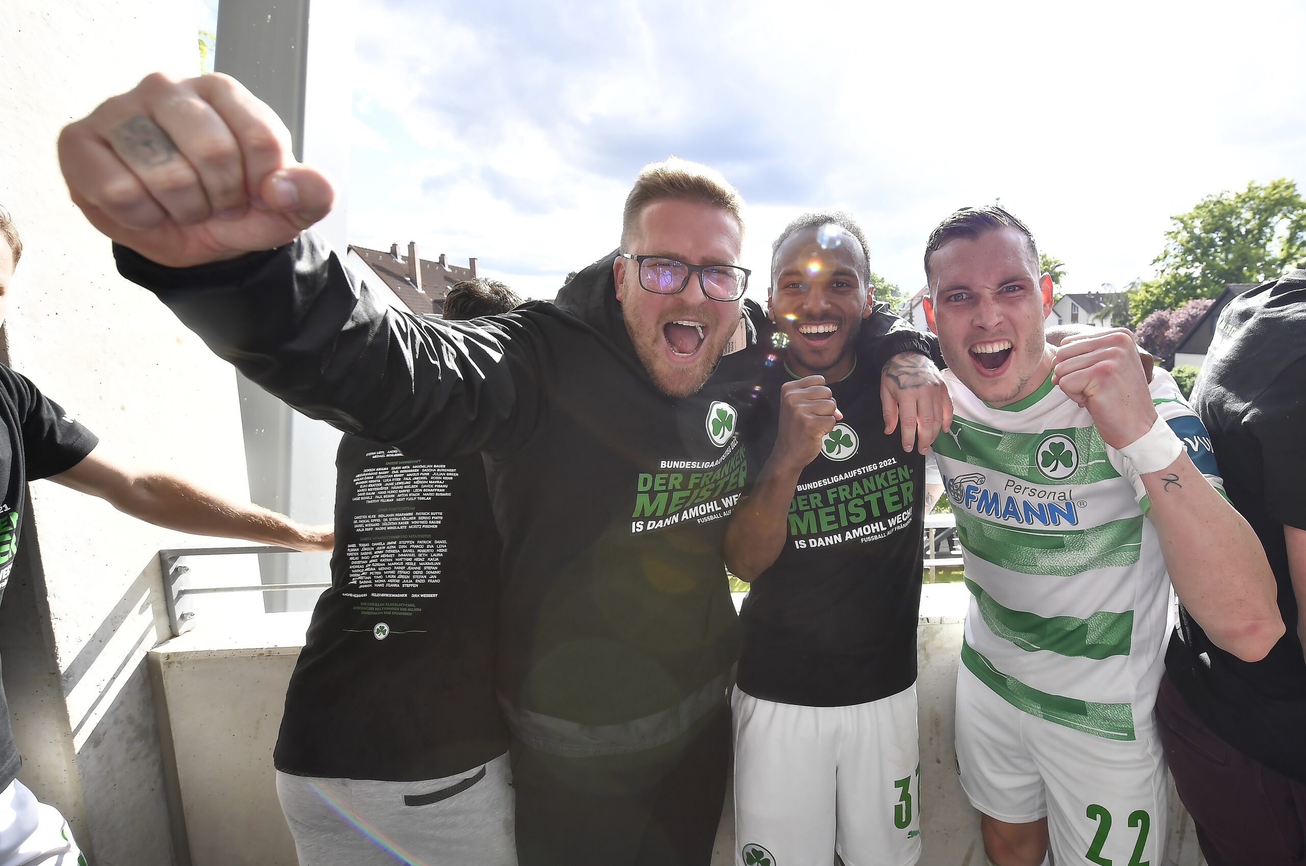 Physiotherapeut Patrick Rutte und die SpVgg Greuther Fürth lachen in die Kamera